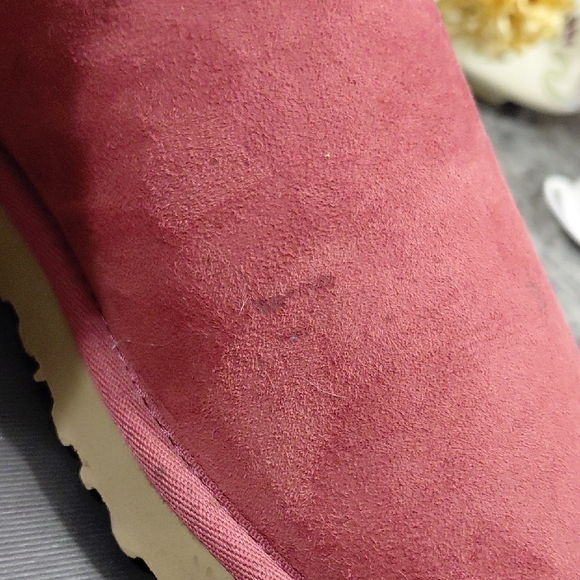 "UGG"Womans Sz.8 Low Bailey Bow Fuchsia Suede Boots .Has a few spots(pictured) - Picture 10 of 13